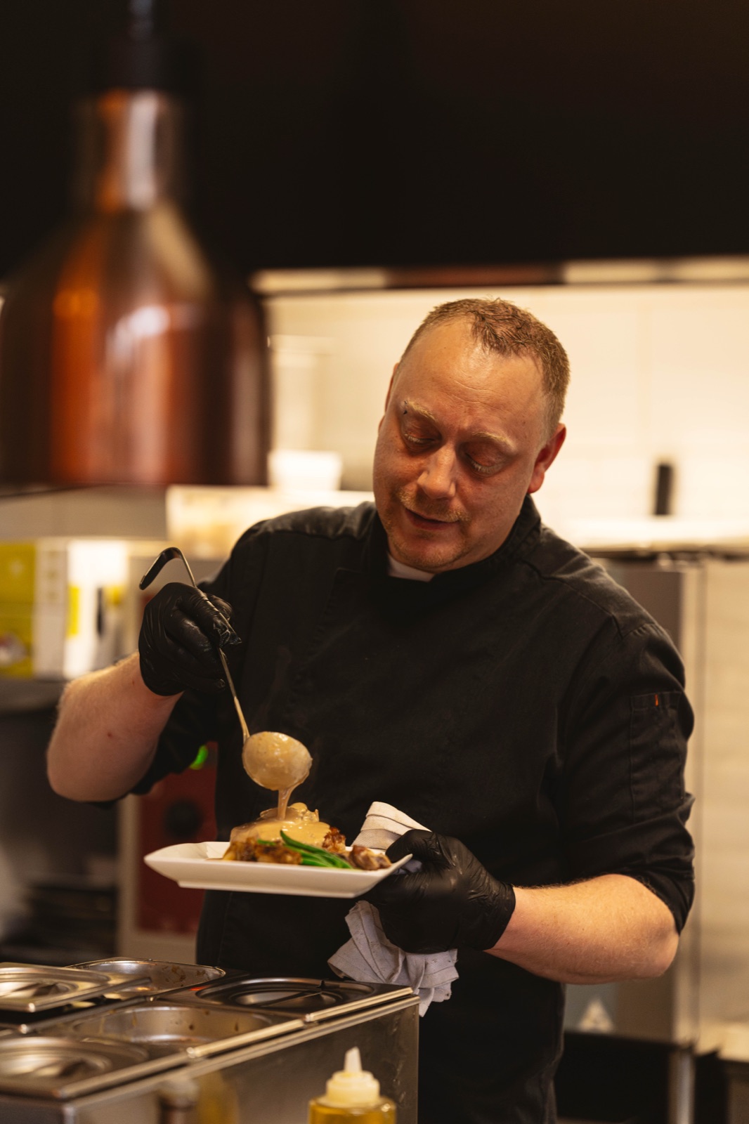 Le chef nappe une assiette