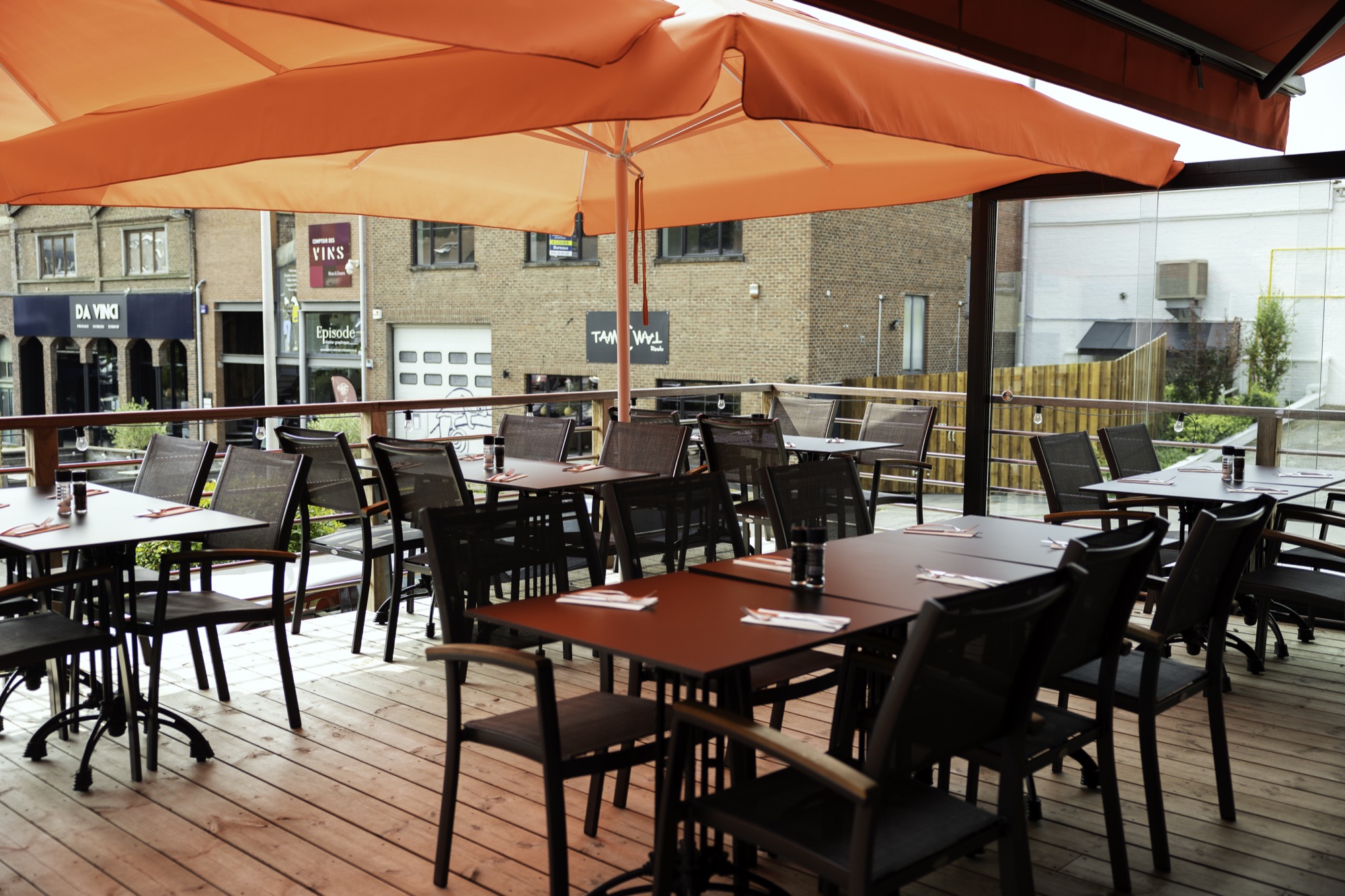 La terrasse sous les parasols